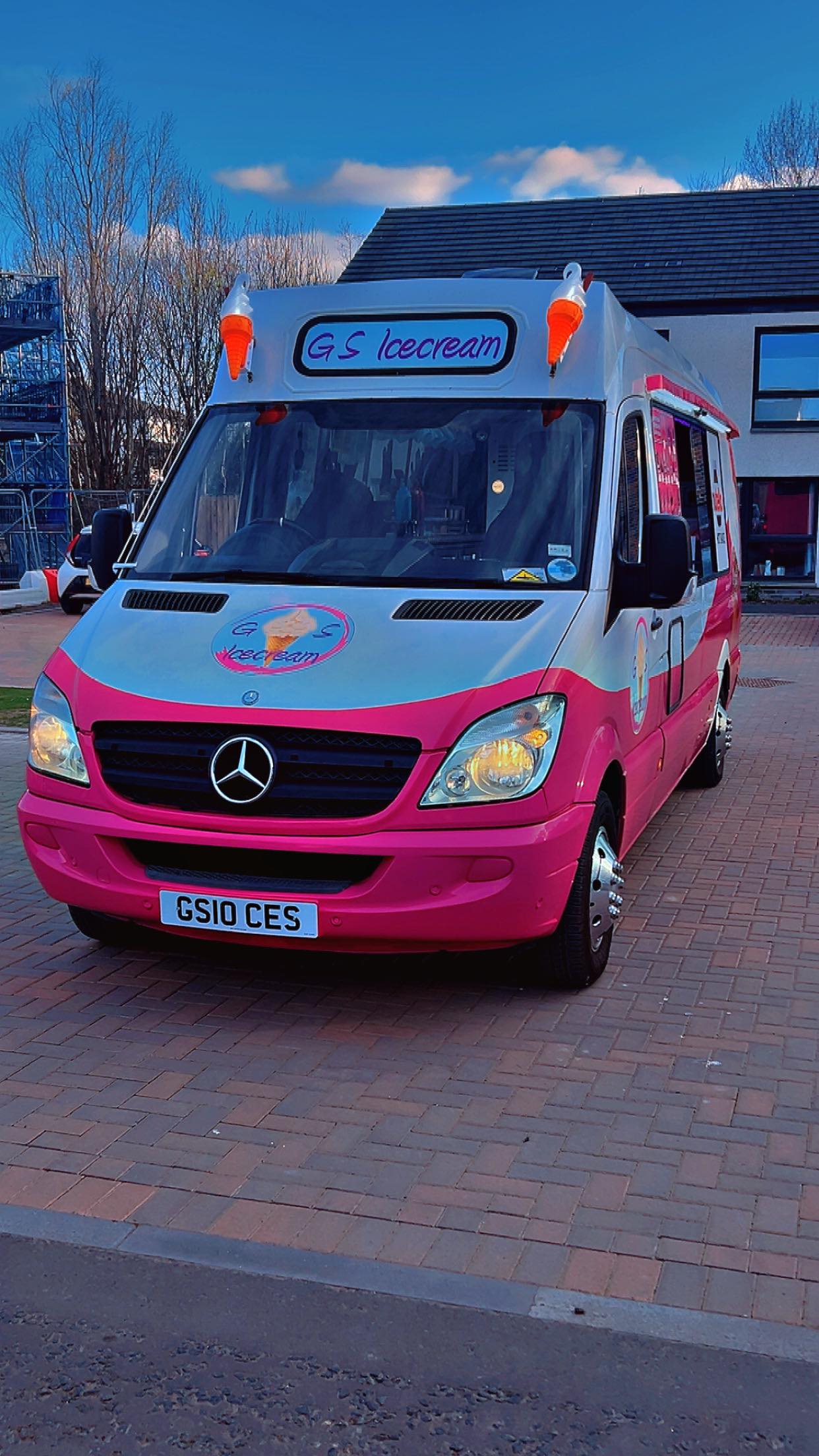 Pair of Ice Cream Van Light Up Cones β White OR Multicolour LED, RF Remote, Brackets & Fixings Included